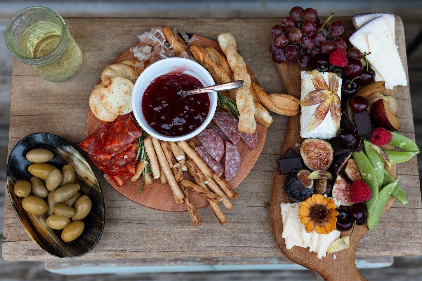 Round Cheese Board with Spreader - The Leafy Branch
