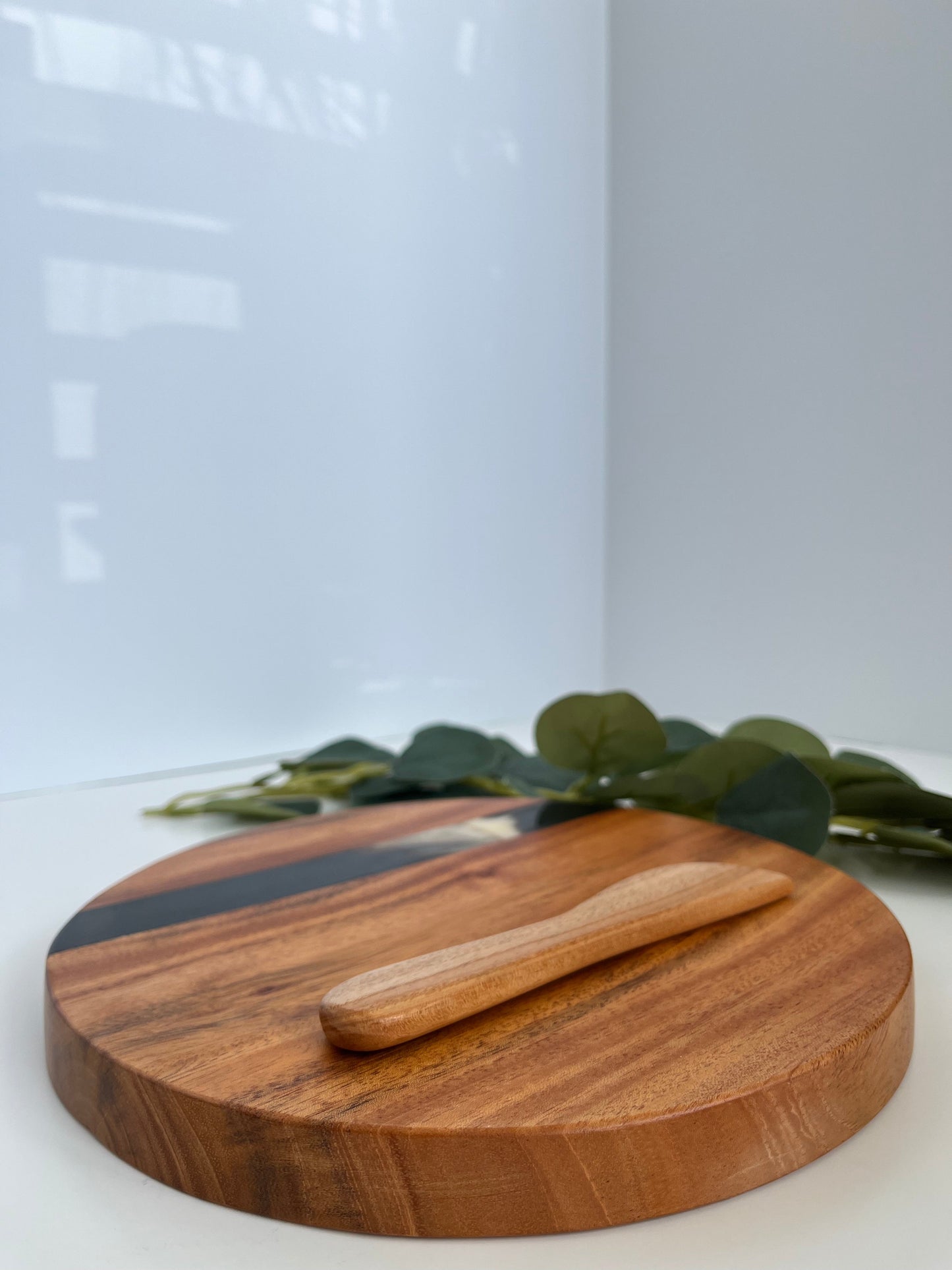 Round Cheese Board with Spreader - The Leafy Branch