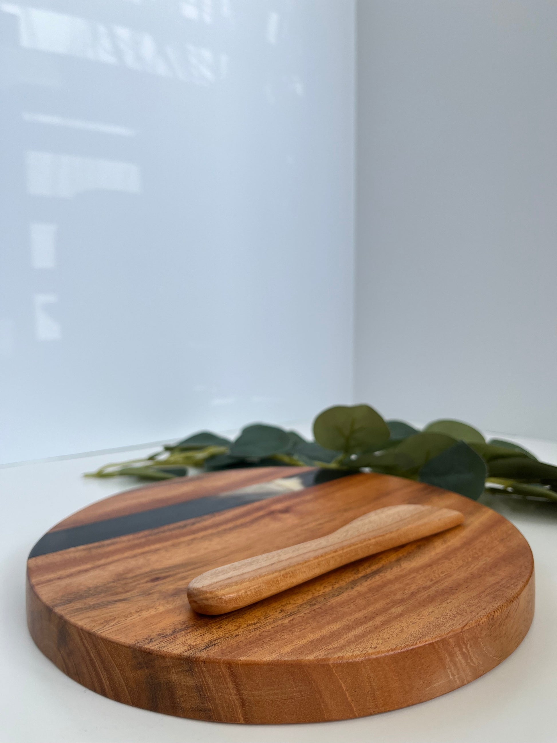 Round Cheese Board with Spreader - The Leafy Branch